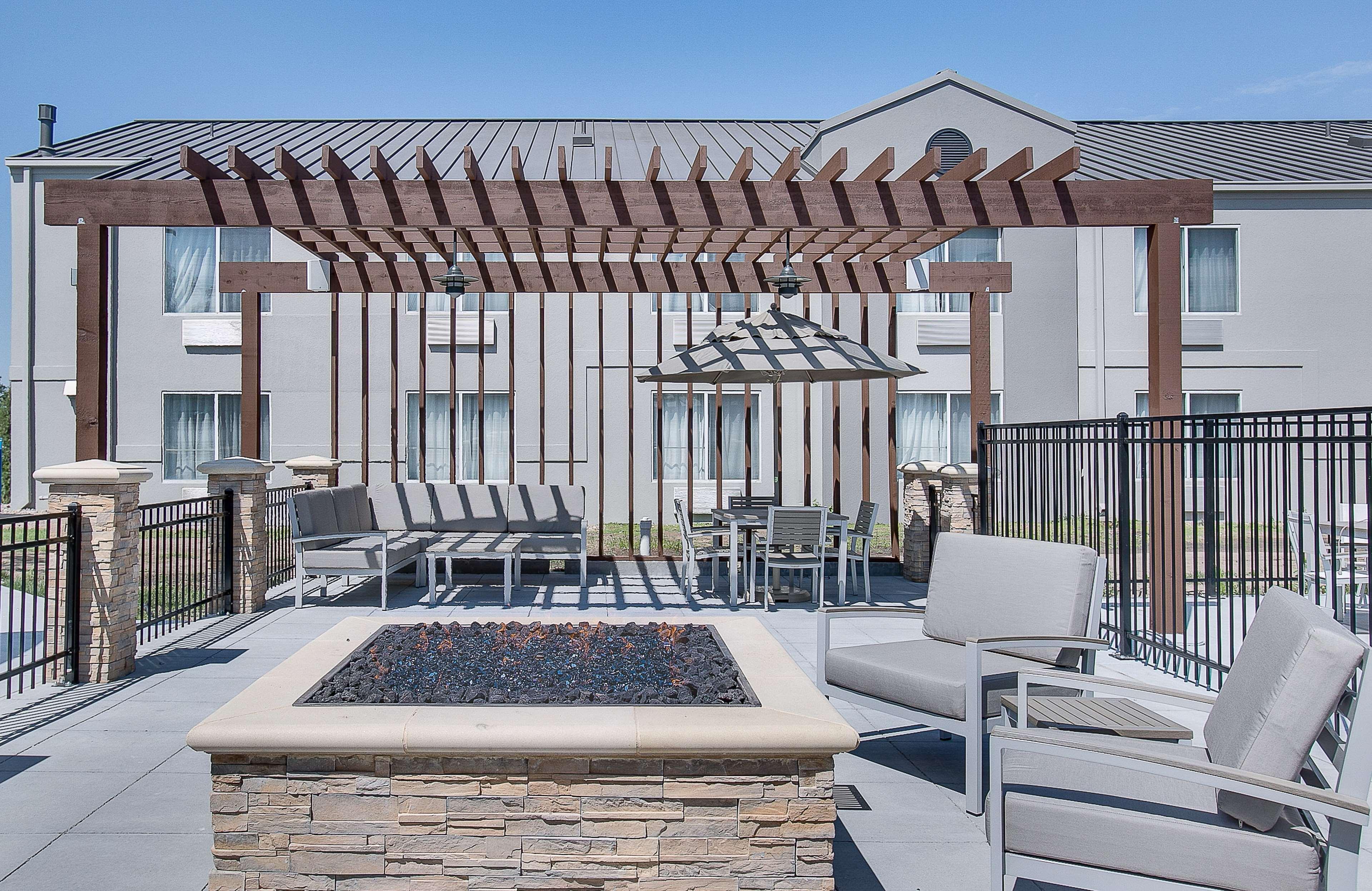 Country Inn & Suites By Radisson, Wichita East, Ks Exterior photo